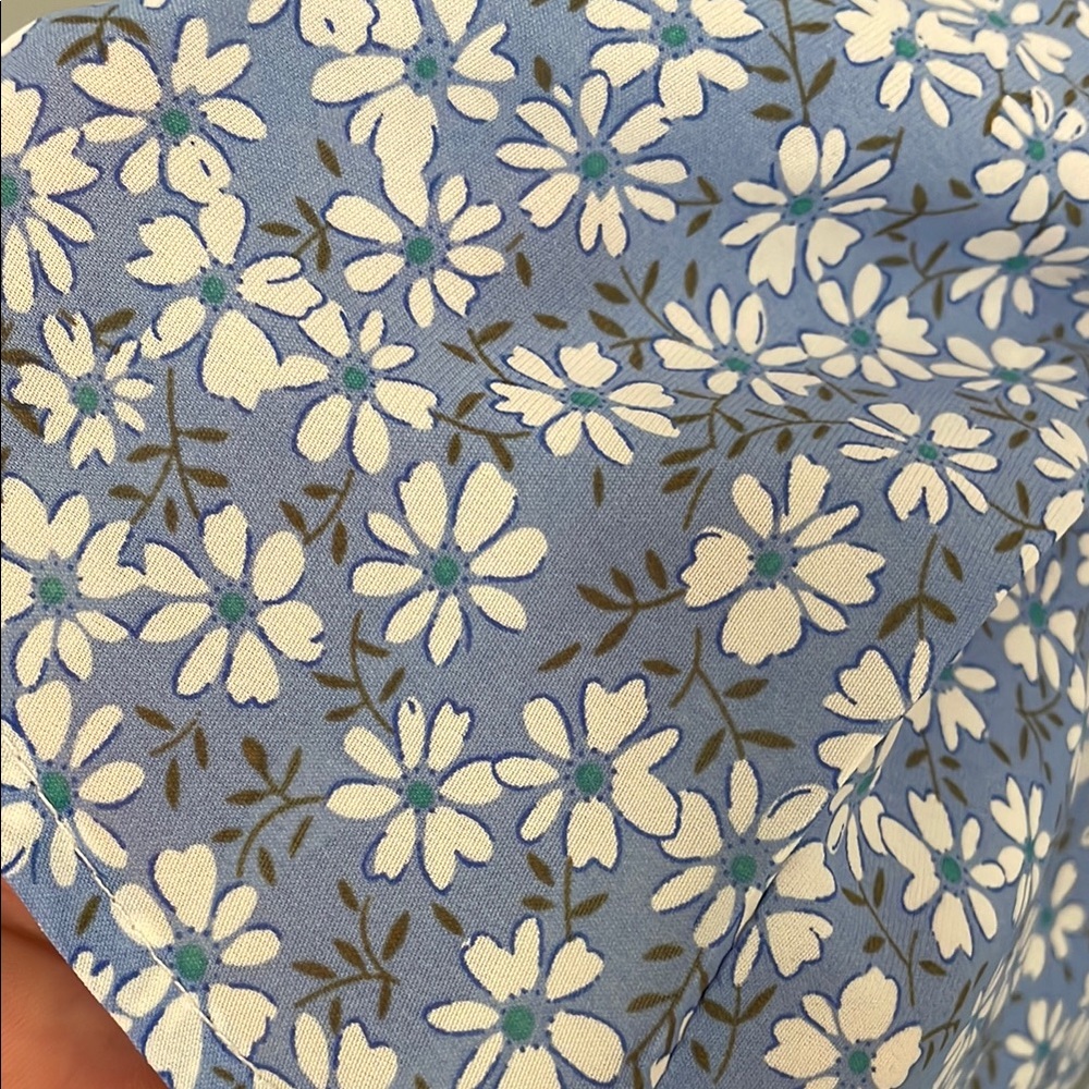 Floral Blue Women's Top v neck 3/4 flutter sleeve new large - Picture 6 of 10
